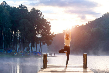 自然界中桥上练瑜伽的健康女人