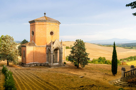 位于意大利锡耶纳附近的 Quinciano 世纪下半年建成的教堂