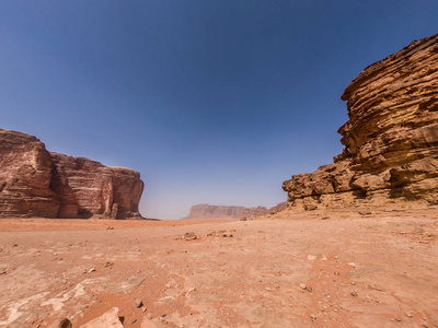 约旦中东瓦迪朗姆酒沙漠的广角镜头