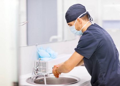 外科医生在业务前洗手