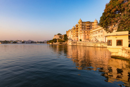 乌代浦市容在日落时。宏伟的城市宫殿在 Lake Pichola，印度拉贾斯坦邦的旅游胜地