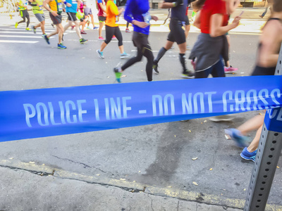 城市马拉松比赛中的蓝色警戒线。安全和健身理念