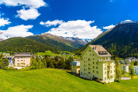 瑞士格劳布登达沃斯阿尔卑斯山镇村庄的房屋