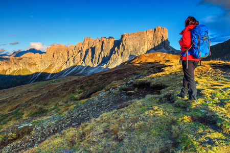 运动型的徒步旅行者一座山上，背包里的女人