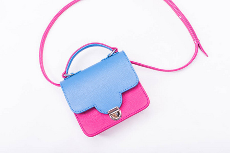 女人手提包中蓝色和粉红色的颜色