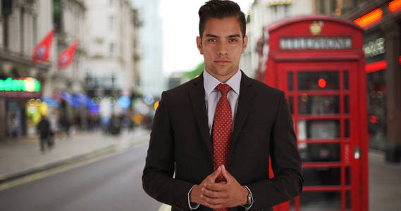 站在伦敦街头的穿着昂贵西装的成功拉丁裔男性