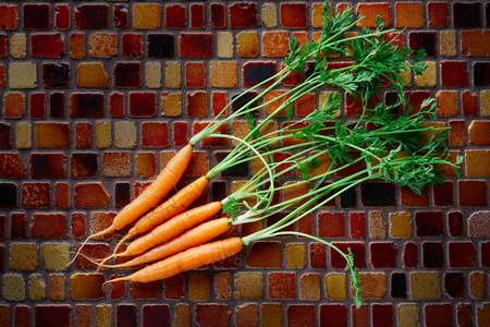 瓷砖桌上的迷你胡萝卜蔬菜。