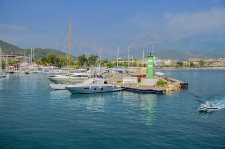 度假村的土耳其。蓝色的地中海水。美丽神奇的自然背景。巨大的岩石