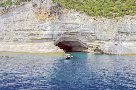 度假村的土耳其。蓝色的地中海水。美丽神奇的自然背景。巨大的岩石