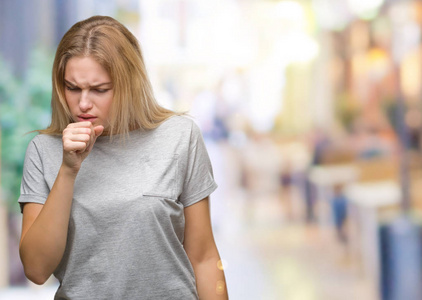 年轻的高加索妇女在孤立的背景感觉不适和咳嗽作为症状感冒或支气管炎。医疗保健理念