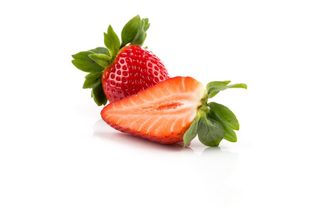 红色的成熟草莓果实