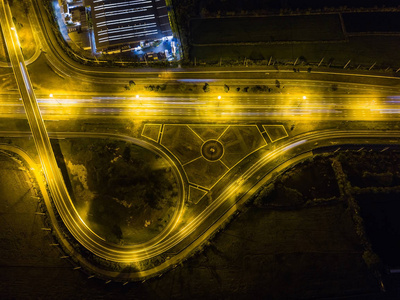 交通基础设施在丁字路口立交桥，从无人机，泰国的鸟瞰图夜景