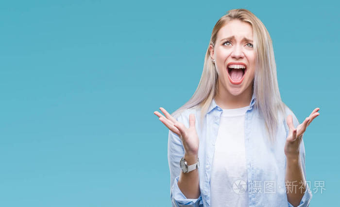 年轻的金发女人在孤立的背景下疯狂和疯狂的呼喊和激烈的表达和手臂