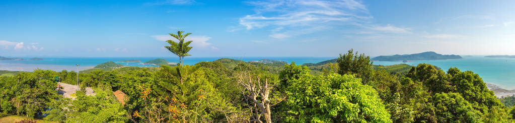 普吉岛全景在泰国在夏天的一天
