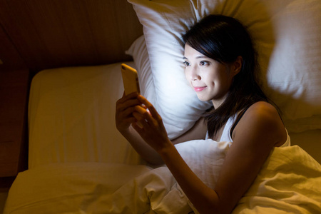沉迷在晚间使用手机的女人