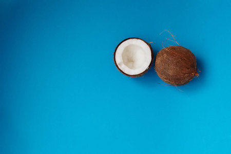 成熟的椰子和半椰子在蓝色背景
