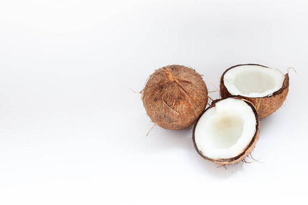 成熟的椰子和白色背景上的半椰子