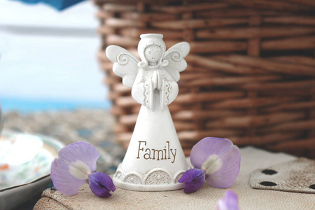 家庭与 bouque 木蓝表上的白色小天使