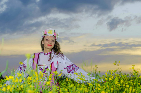 一个漂亮的女孩在白俄罗斯民族服装