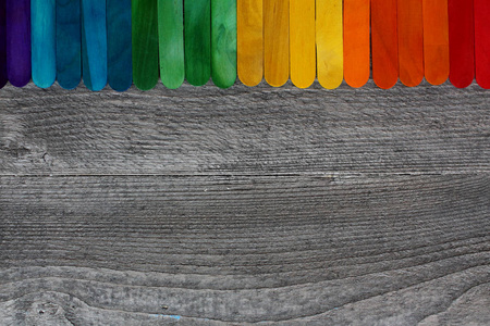 木棍绘在一张小木桌上的不同颜色