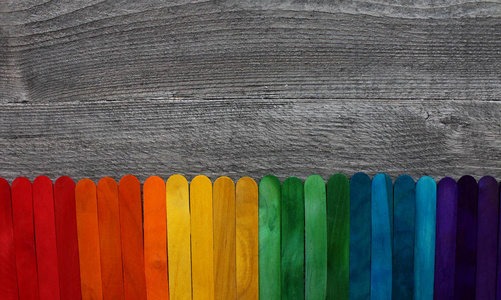 木棍绘在一张小木桌上的不同颜色
