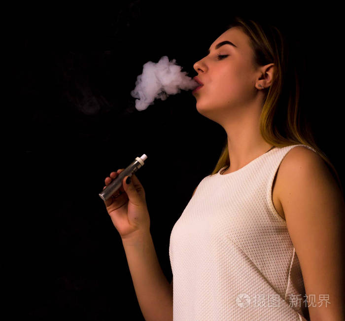 年轻漂亮的女孩子用的电子烟