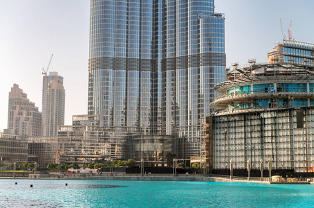 市中心的迪拜的天际线和泳池，阿联酋