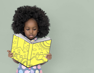 小小的非洲女孩看书