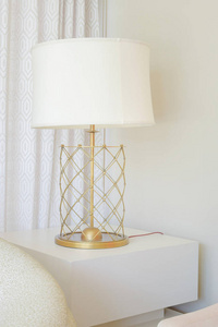 白色灯罩台灯与黄铜基地在客厅一角