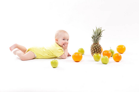 微笑的婴儿与水果