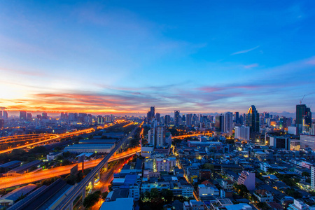 曼谷城市景观，高层建筑在日出的时候，泰国曼谷商业区