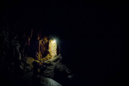 岩溶洞穴入口图片
