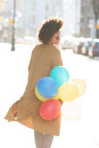 快乐的非洲裔美国女孩与气球