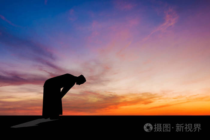 伊斯兰人在黄昏时分的穆斯林祷告