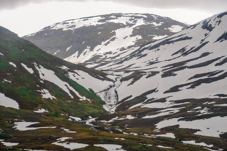 美丽的山水风光景色挪威 丘陵和部分覆盖着白雪的山