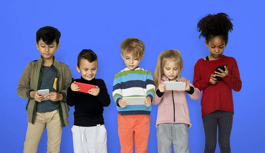 孩子们玩智能手机