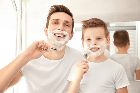 父亲和儿子剃须