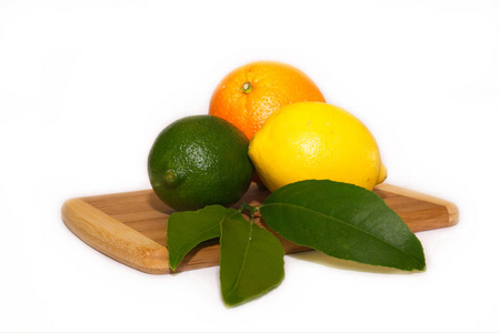 柑橘类水果在菜板上