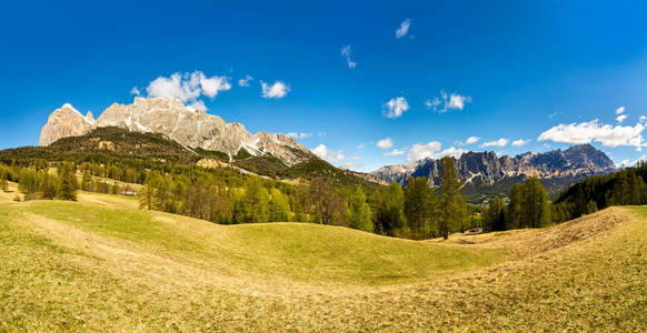 夏日风景全景的山脉。意大利多洛米蒂山。蓝光的天空