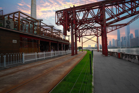 空路铁塔与城市地标建筑高建群