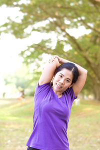亚洲女人她的身体在运动前热身