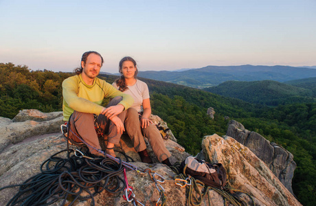 对夫妇的登山者休息和享受着美丽的大自然景色