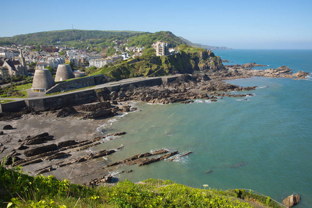 伊夫拉库姆北德文郡英格兰英国旅游目的地在夏天与蓝蓝的天空