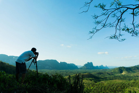 亚洲男性摄影师在拍照时付出了巨大的努力和决心。