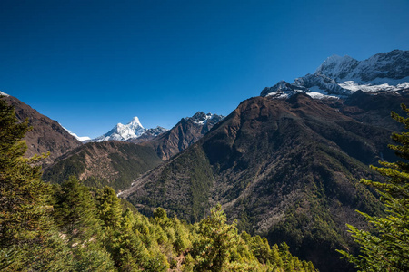 在尼泊尔，喜马拉雅山的昆布谷 Amadablam 峰