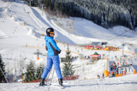 在晴朗的一天的滑雪坡上女滑雪者