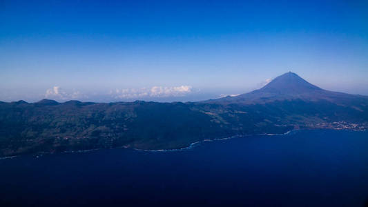 鸟瞰图皮火山和岛，亚速尔群岛，葡萄牙