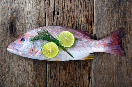 红鲷鱼鱼从渔业市场