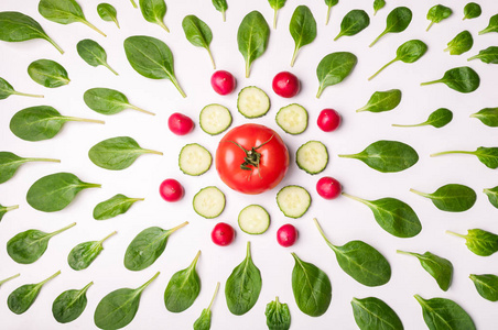 由菠菜 番茄 黄瓜在白色背景上的模式。蔬菜沙拉配料。创新食品的概念。平躺