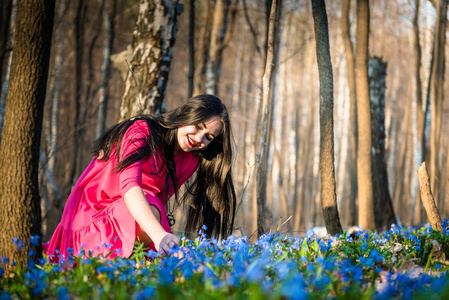 一个可爱的年轻女孩在春天森林对 bac 的肖像